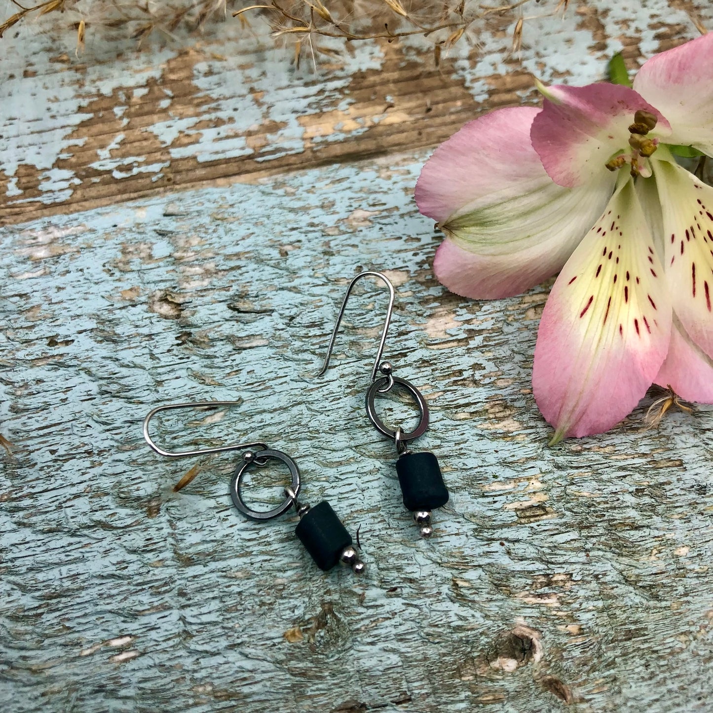 Tiny Loop with Beach Stone Timbit* Drop