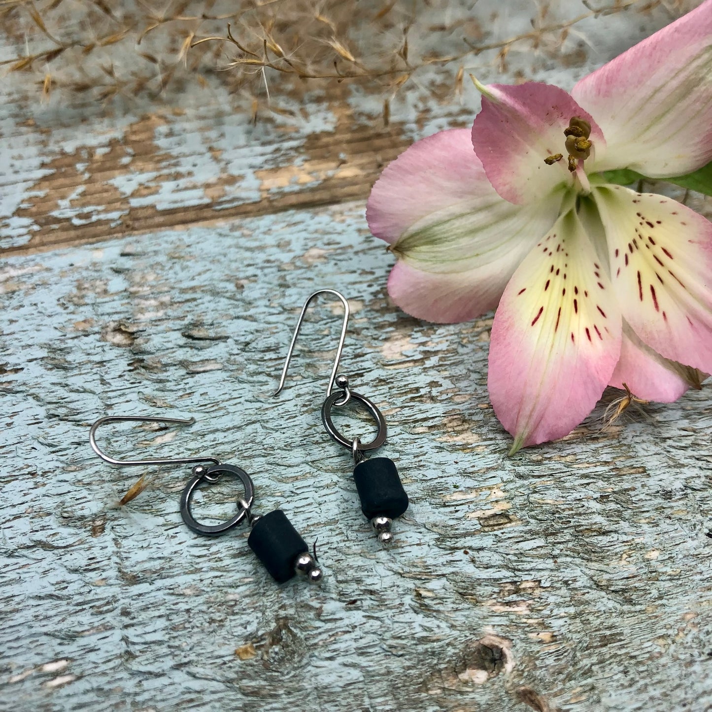 Tiny Loop with Beach Stone Timbit* Drop